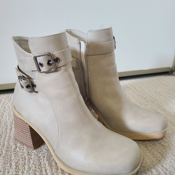 Boots size 7 - Picture 2 of 5